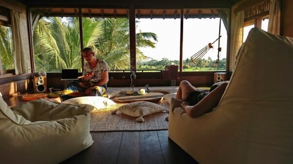 Что такое "выездные семинары с Д. Домбровским"?